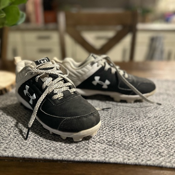 Under Armour Youth Baseball/ Football Cleats in size 1.5Y - Picture 2 of 6